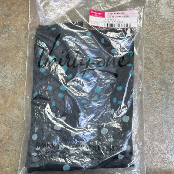 Thirty-one Avenue Fringe Scarf - New in Bag - Picture 2 of 3